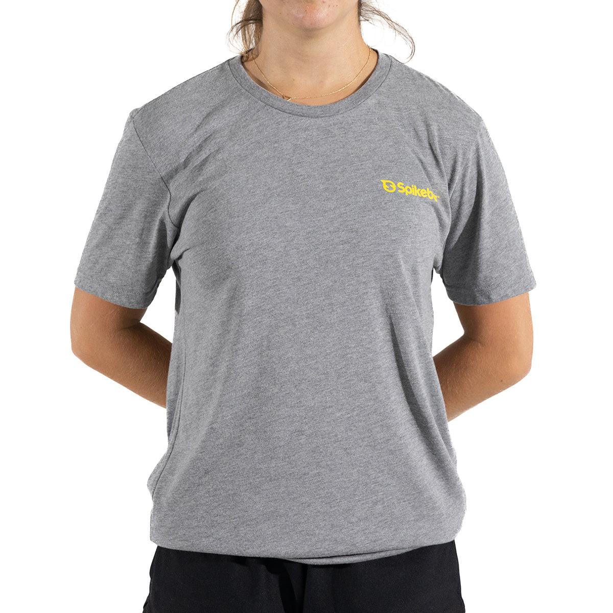 spikeball-t-shirt-mit-kleinem-logo-stone-tri-blend-aus-recycelten-materialien image 1